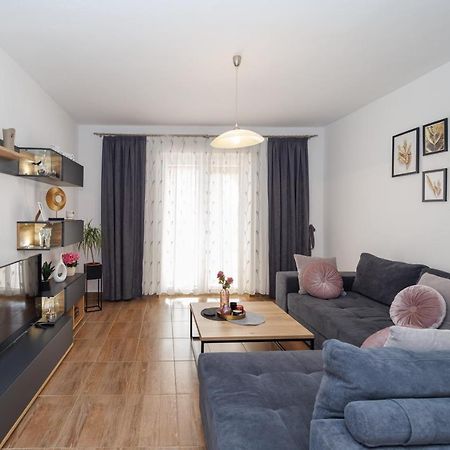 Spacious And Modern App With Big Terrace Malinska Bagian luar foto