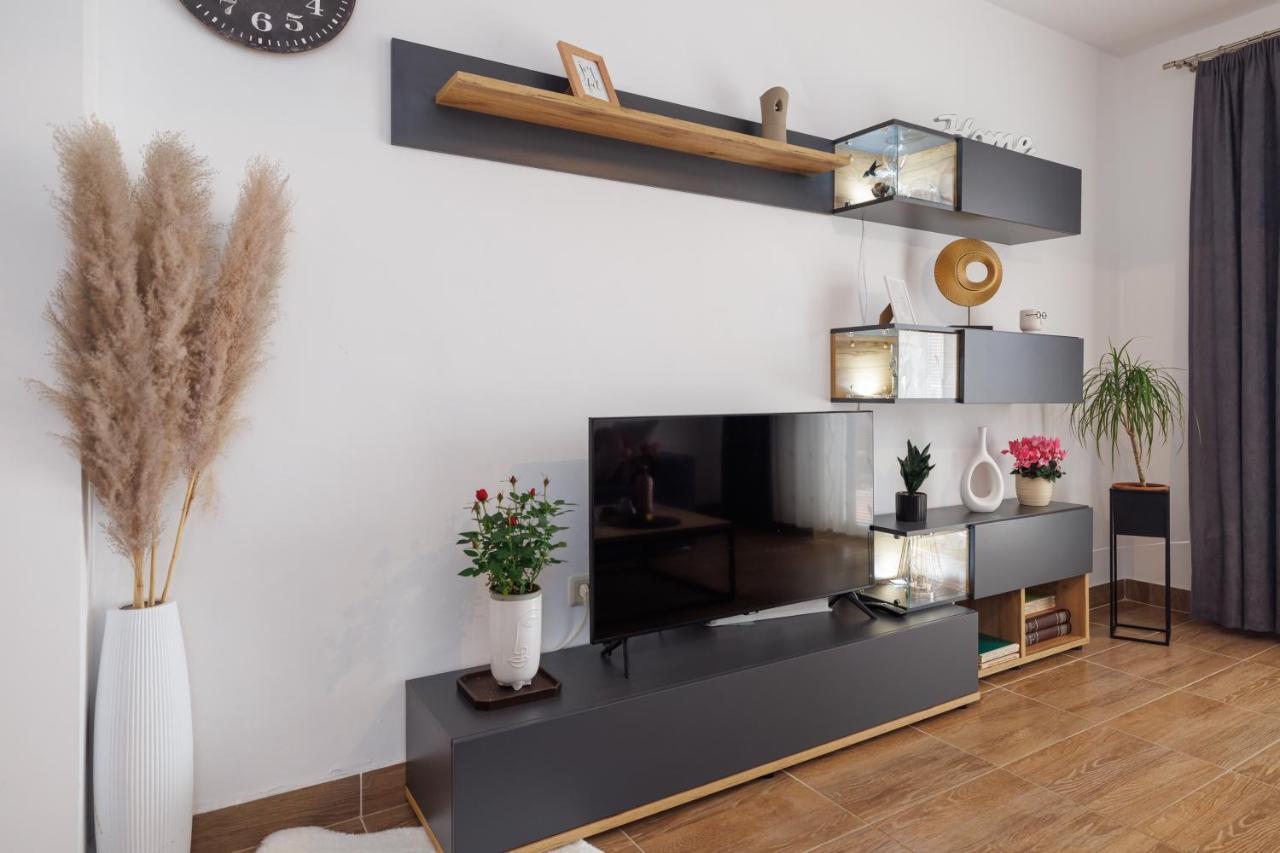 Spacious And Modern App With Big Terrace Malinska Bagian luar foto