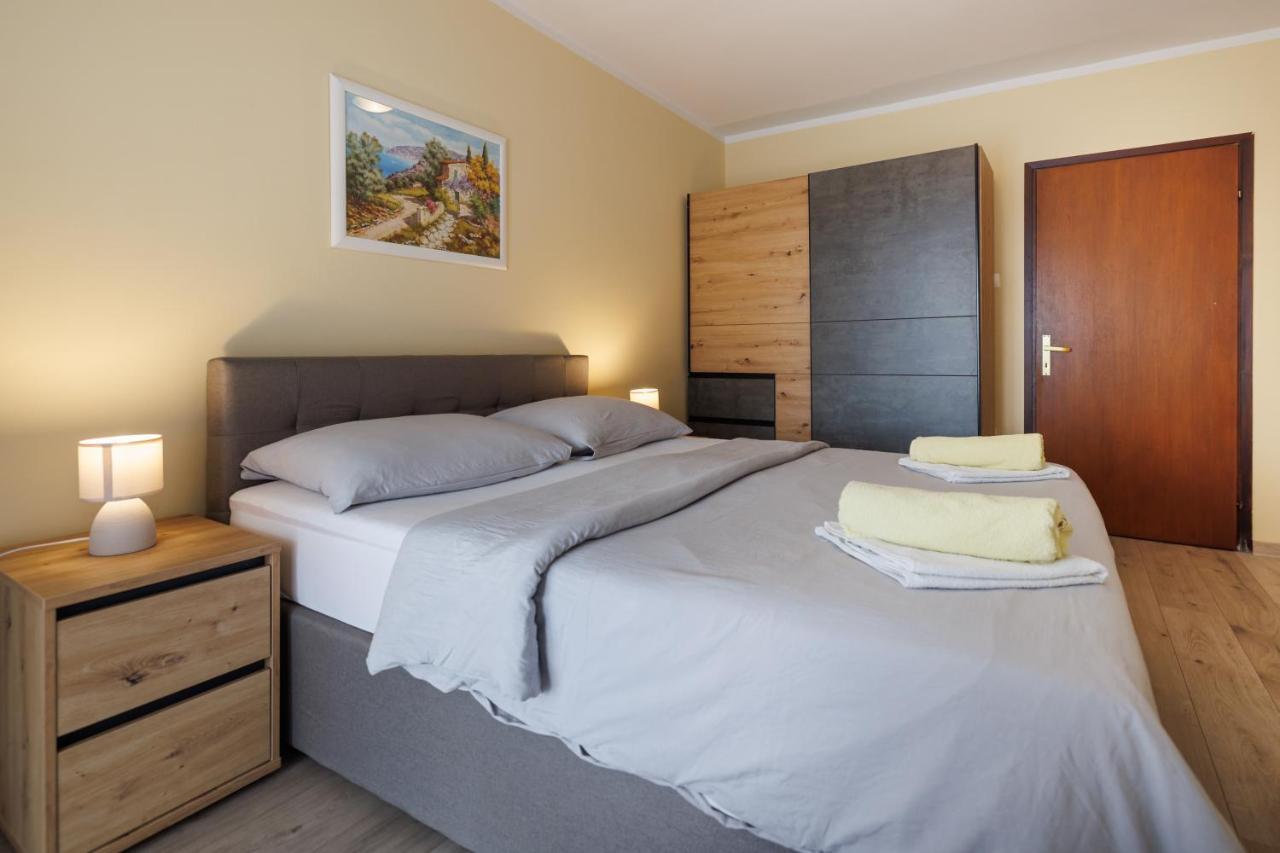 Spacious And Modern App With Big Terrace Malinska Bagian luar foto