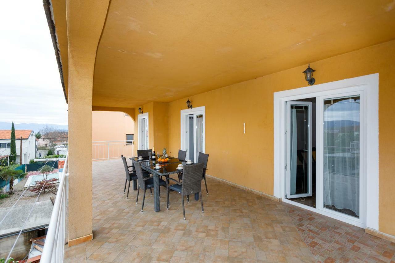 Spacious And Modern App With Big Terrace Malinska Bagian luar foto
