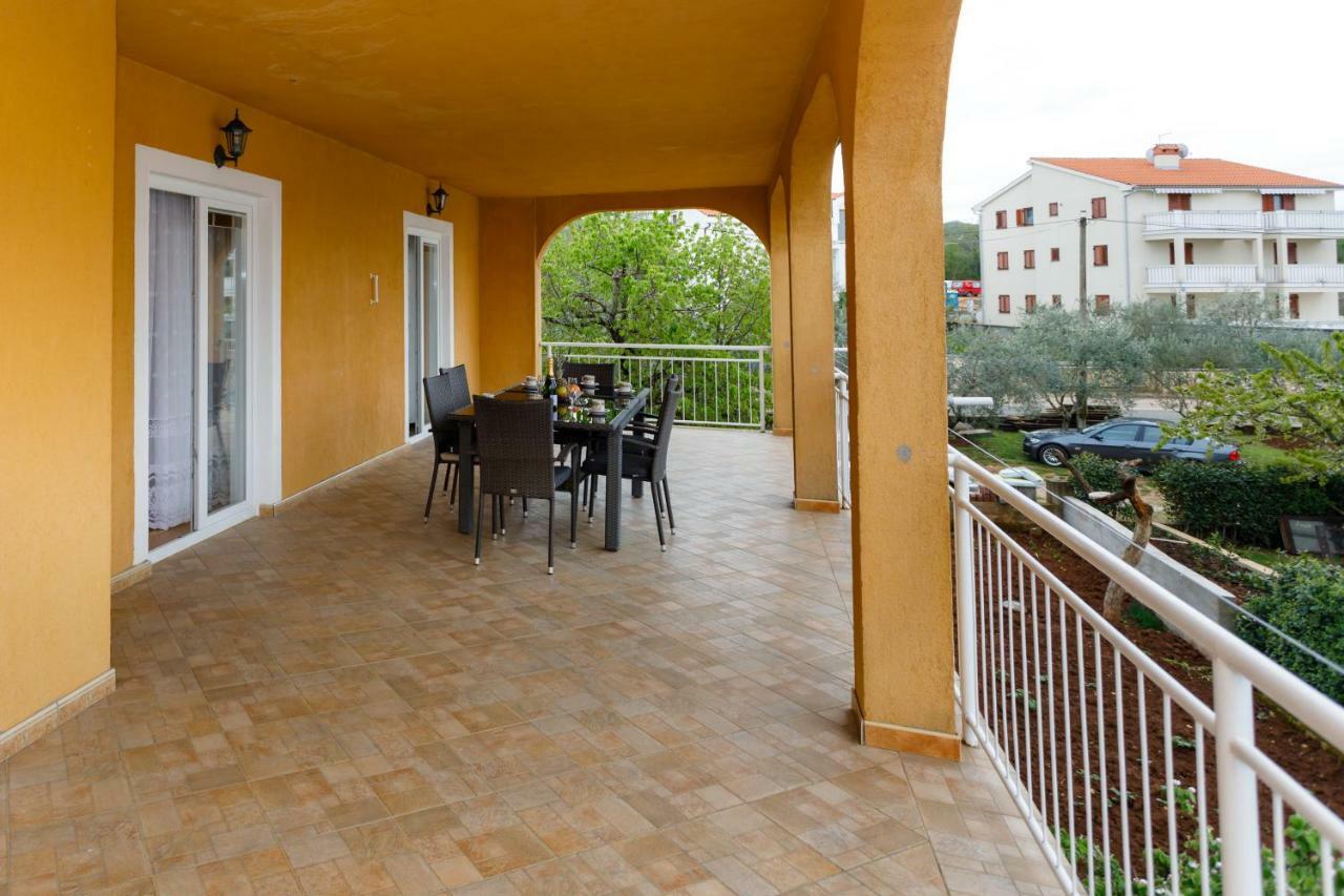 Spacious And Modern App With Big Terrace Malinska Bagian luar foto