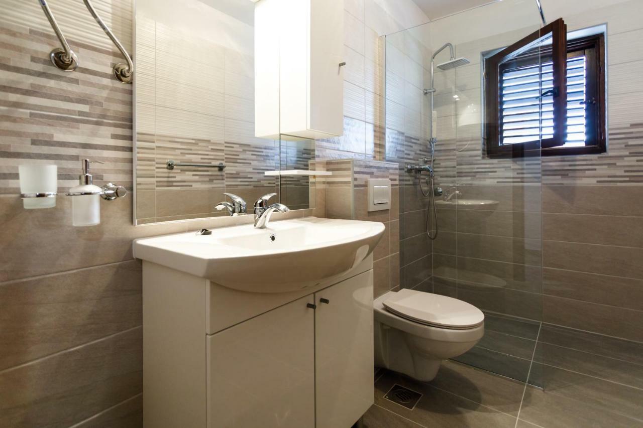 Spacious And Modern App With Big Terrace Malinska Bagian luar foto