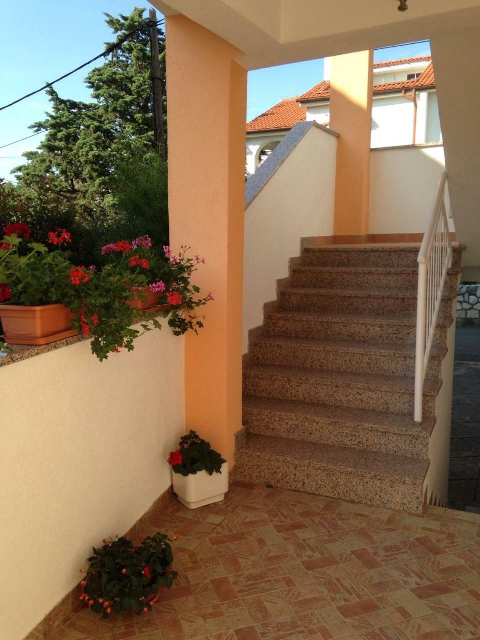 Spacious And Modern App With Big Terrace Malinska Bagian luar foto